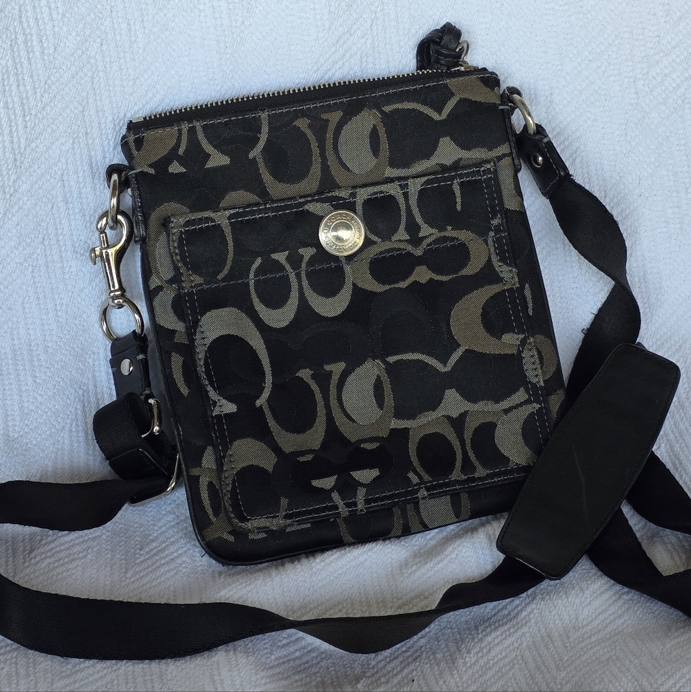 Coach Black Signaature Swingback Crossbody Handbag Shoudler Bag Purse